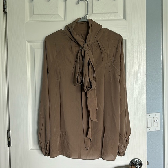 Banana Republic 100% silk  tie neck blouse. - Picture 2 of 4